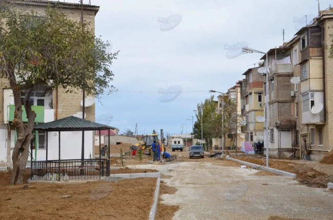 В бакинском поселке идет работа по обустройству образцовых дворов