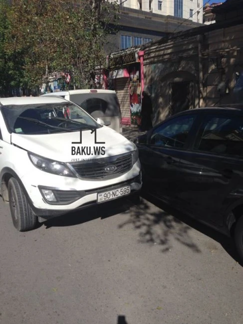 В Баку женщина-водитель стала виновницей цепной аварии