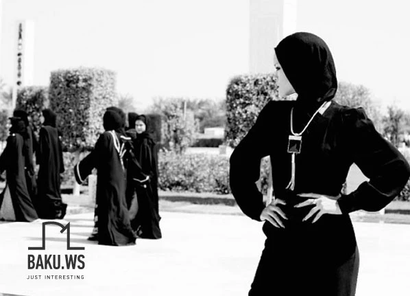 Рианна покрыла голову
