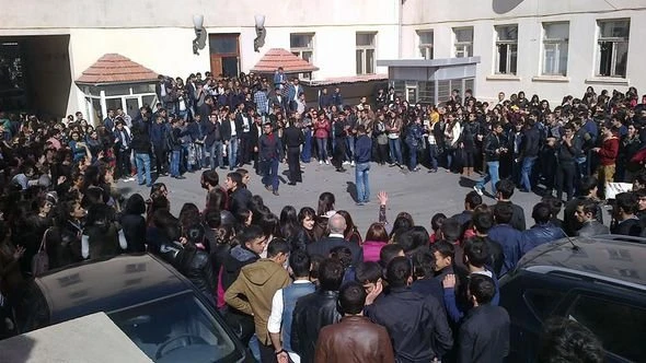 В Баку студенты проводят акцию протеста