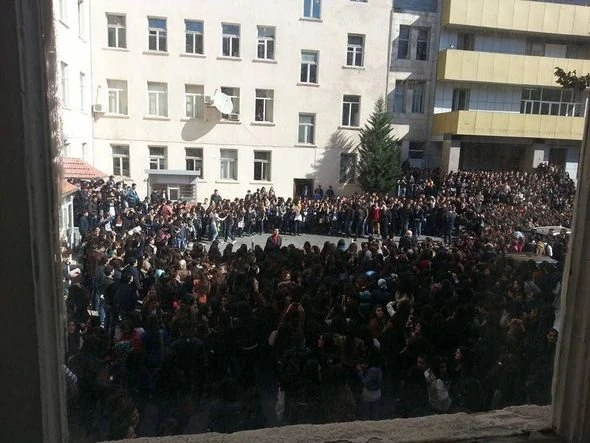 В Баку студенты проводят акцию протеста