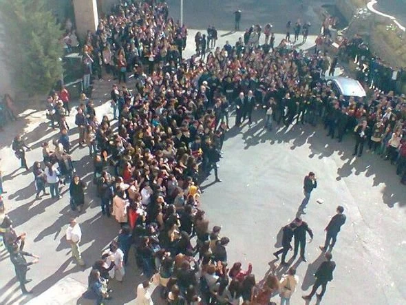В Баку студенты проводят акцию протеста