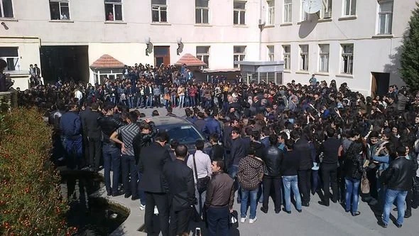 В Баку студенты проводят акцию протеста