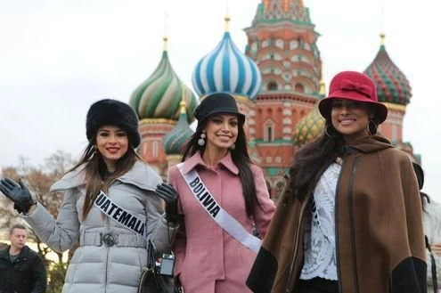 Участницы «Мисс Вселенной» на прогулке по Москве