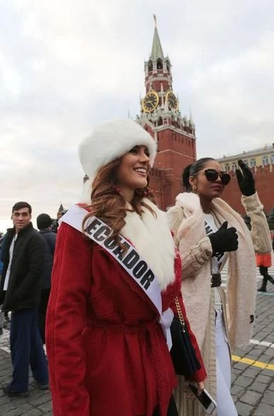 Участницы «Мисс Вселенной» на прогулке по Москве