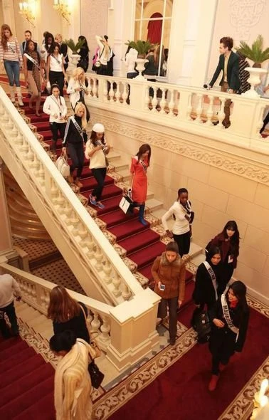 Участницы «Мисс Вселенной» на прогулке по Москве
