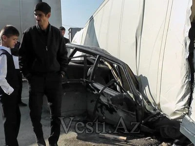 В Азербайджане опрокинулся грузовик с рыбой