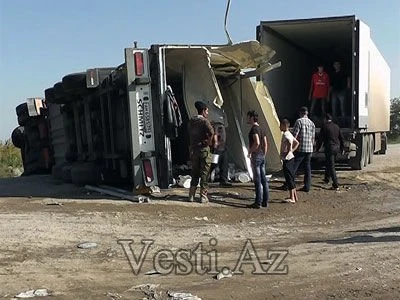 В Азербайджане опрокинулся грузовик с рыбой