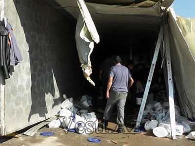 В Азербайджане опрокинулся грузовик с рыбой