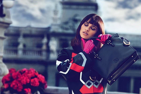 Пенелопа и Моника Крус создали новую сумку для Loewe