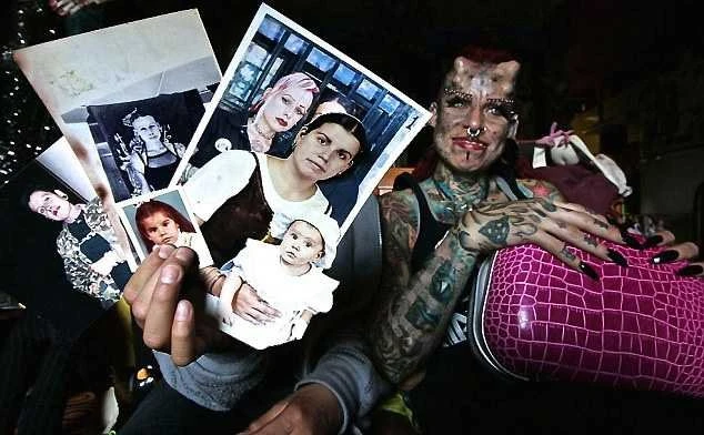 Мексиканцы просят благословения у богини с клыками и рогами