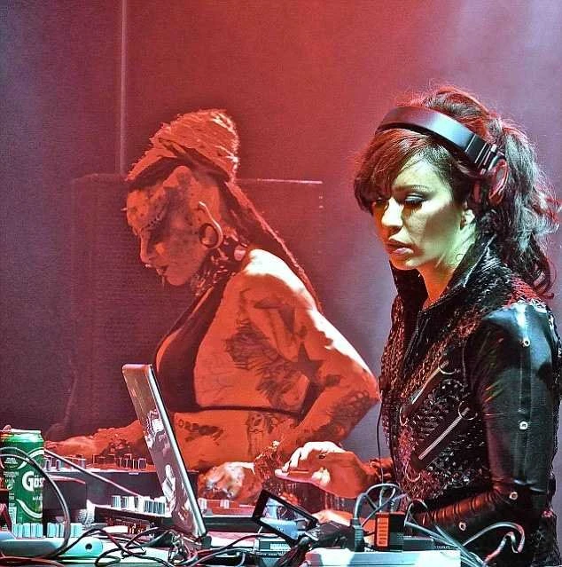 Мексиканцы просят благословения у богини с клыками и рогами