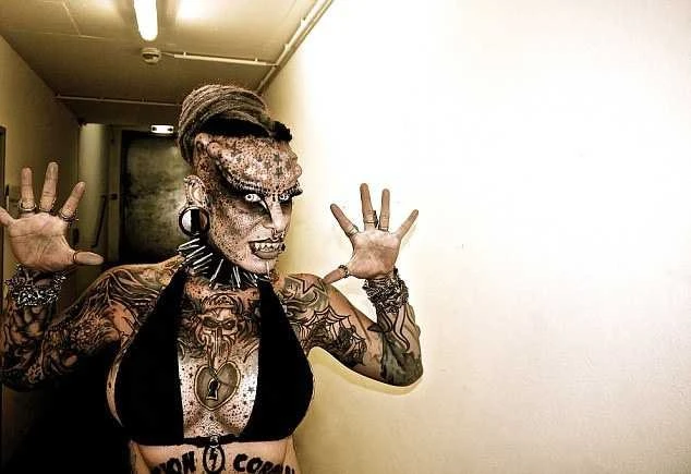 Мексиканцы просят благословения у богини с клыками и рогами