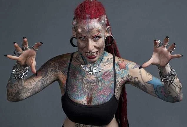 Мексиканцы просят благословения у богини с клыками и рогами