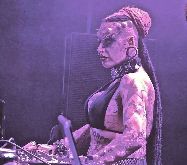 Мексиканцы просят благословения у богини с клыками и рогами