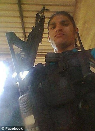 Мексиканский гангстер удивил Facebook своими бандитскими фотографиями с автоматом и деньгами