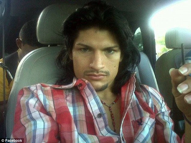 Мексиканский гангстер удивил Facebook своими бандитскими фотографиями с автоматом и деньгами
