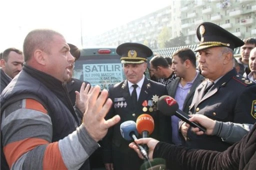 В Баку продолжают наказывать водителей автобусов и такси, нарушающих ПДД