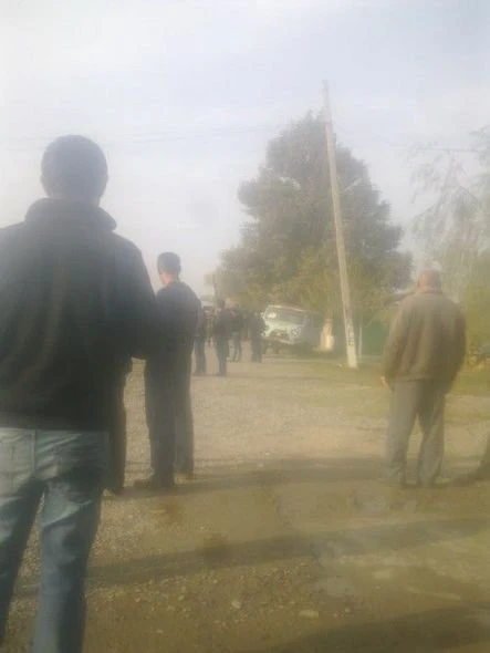 В Азербайджане танк переехал два автомобиля