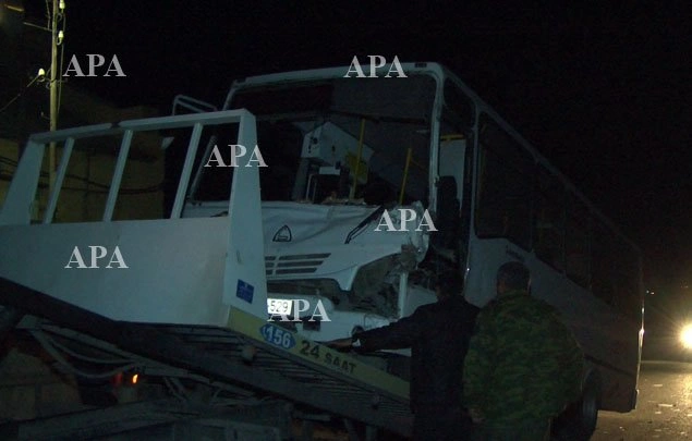 В Баку автобус столкнулся с грузовиком