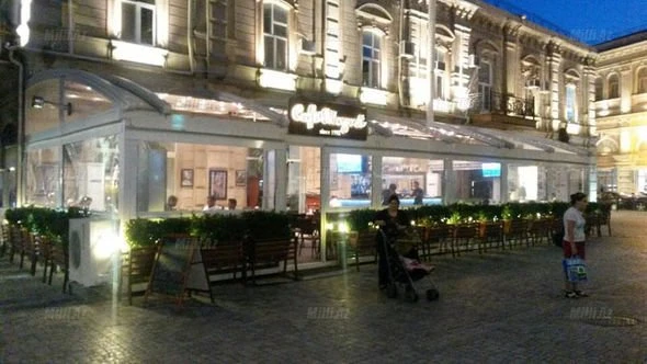 В Баку снесли террасу «Кафе Mozart»