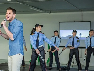Эльдар Гасымов провел презентацию клипа на автостоянке