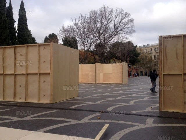 В центре Баку на Площади фонтанов появились деревянные коробки
