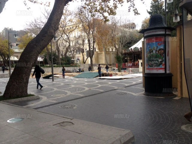В центре Баку на Площади фонтанов появились деревянные коробки