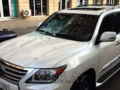 В Баку сильный ветер выбил окно в новостройке