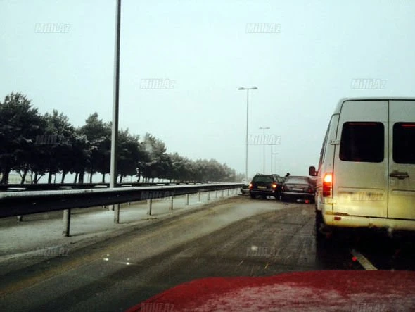 Первый снег в Баку стал причиной пробок и ДТП