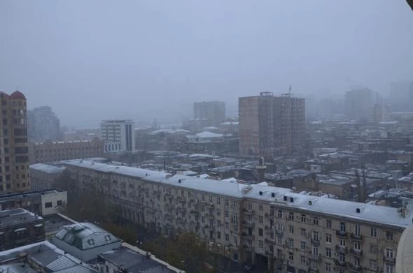 Первый снег в Баку стал причиной пробок и ДТП