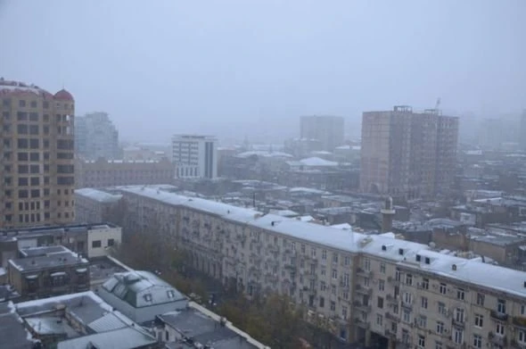 Первый снег в Баку стал причиной пробок и ДТП