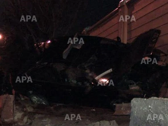 В Баку автомобиль врезался в ограждение