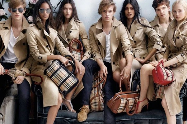 Малаика Ферт и другие в модной фотосессии Марио Тестино для Burberry
