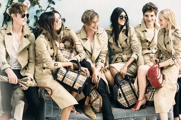 Малаика Ферт и другие в модной фотосессии Марио Тестино для Burberry
