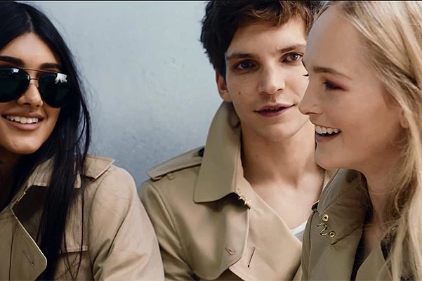 Малаика Ферт и другие в модной фотосессии Марио Тестино для Burberry