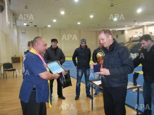Азербайджанский «человек-магнит» побил шесть рекордов в Тбилиси
