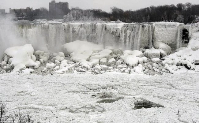 Ниагарский водопад замерз
