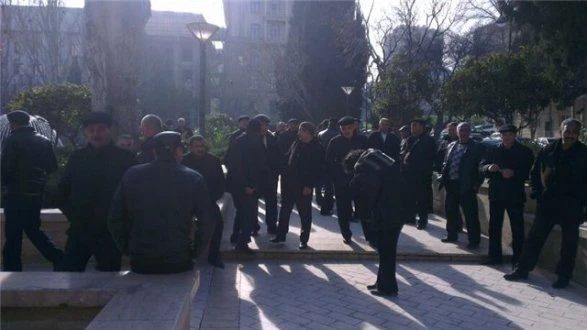В Баку железнодорожники проводят акцию протеста