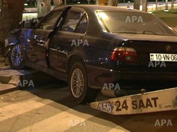 В Баку автомобиль врезался в дерево