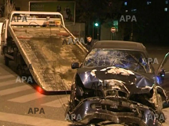 В Баку автомобиль врезался в дерево