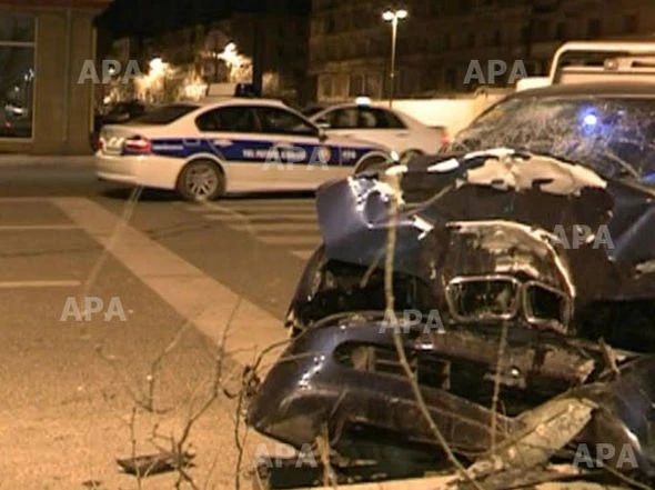 В Баку автомобиль врезался в дерево