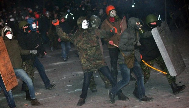 Столкновения протестующих с милицией проходят в Киеве (видео)