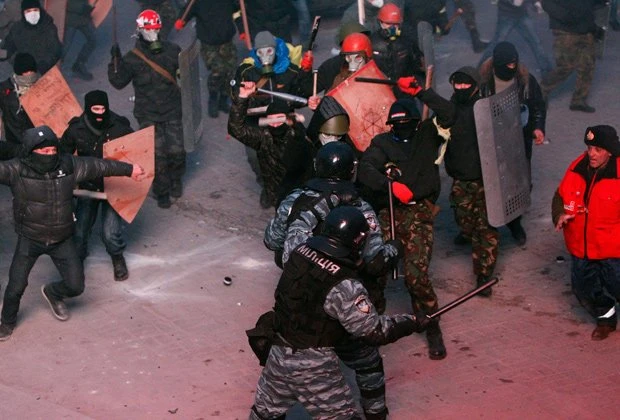 Столкновения протестующих с милицией проходят в Киеве (видео)