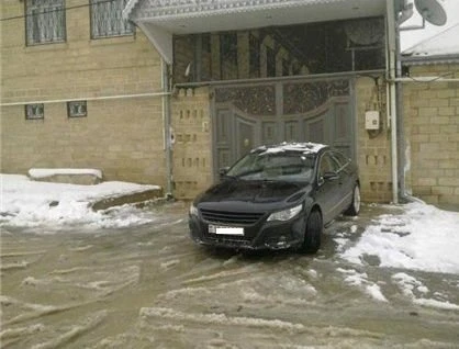 В Азербайджане уволен сотрудник прокуратуры, сын которого демонстрировал фото своих дорогих автомобилей в соцсетях