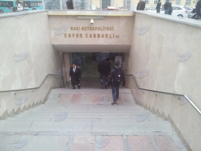 Входы на переходную станцию метро 