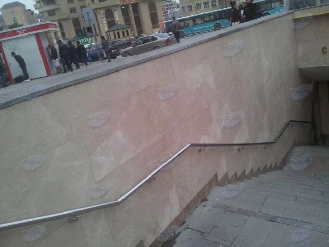 Входы на переходную станцию метро 
