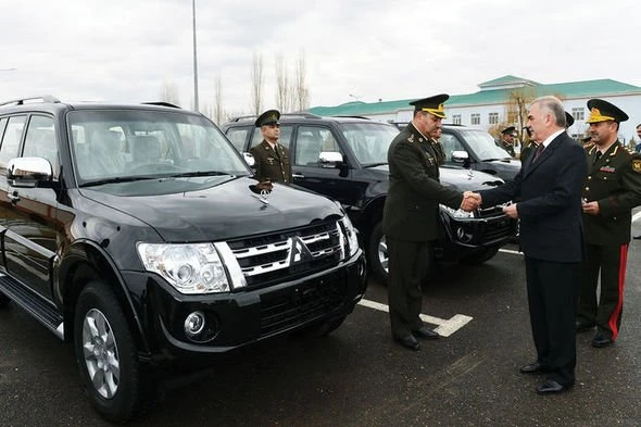 Васиф Талыбов вручил военным ключи от внедорожников