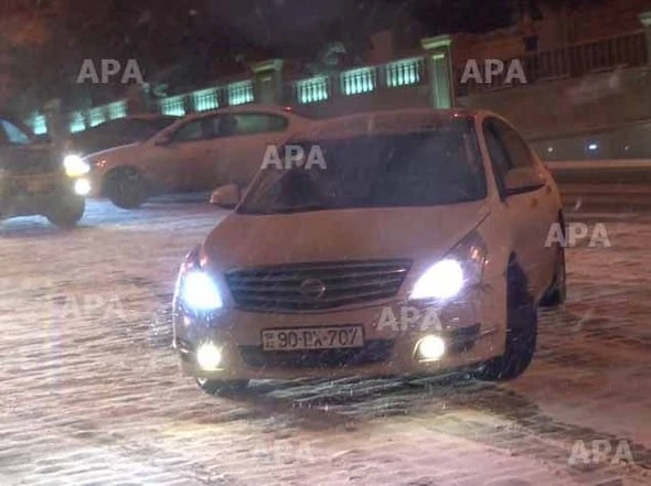 В Баку снег стал причиной ДТП