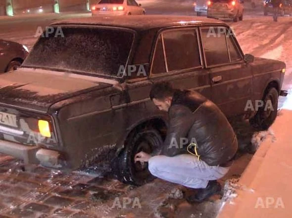 В Баку снег стал причиной ДТП